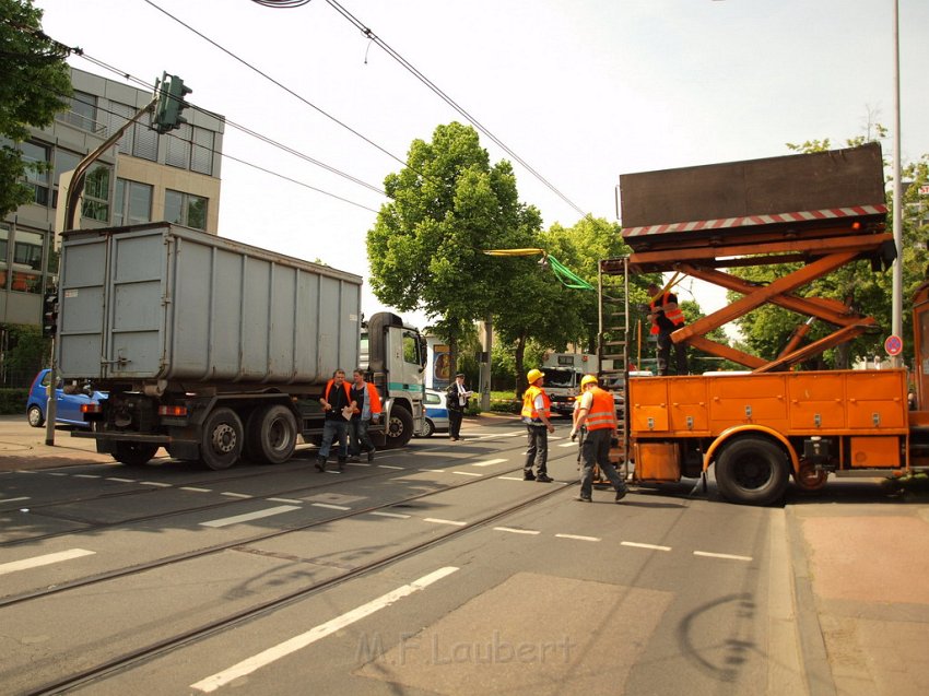 LKW riss Oberleitung ab Koeln Deutz Am Schnellert Siegburgerstr P135.JPG